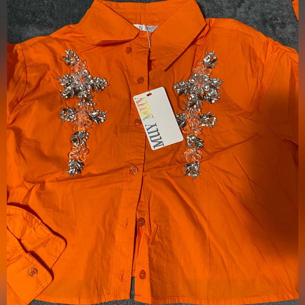 Hermosa camisa naranja con hermoso detalle de piedra. Brand new